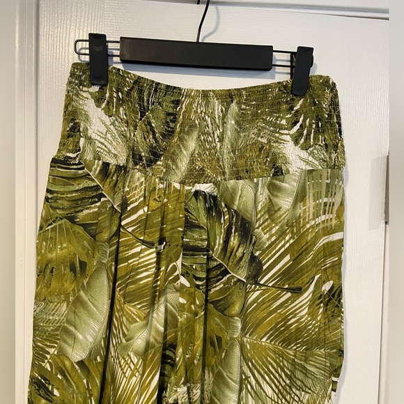 NWT Cupshe Size M Green Smocked Top Tropical Palm Print Flowy Boho Harem Pants - Picture 2 of 10